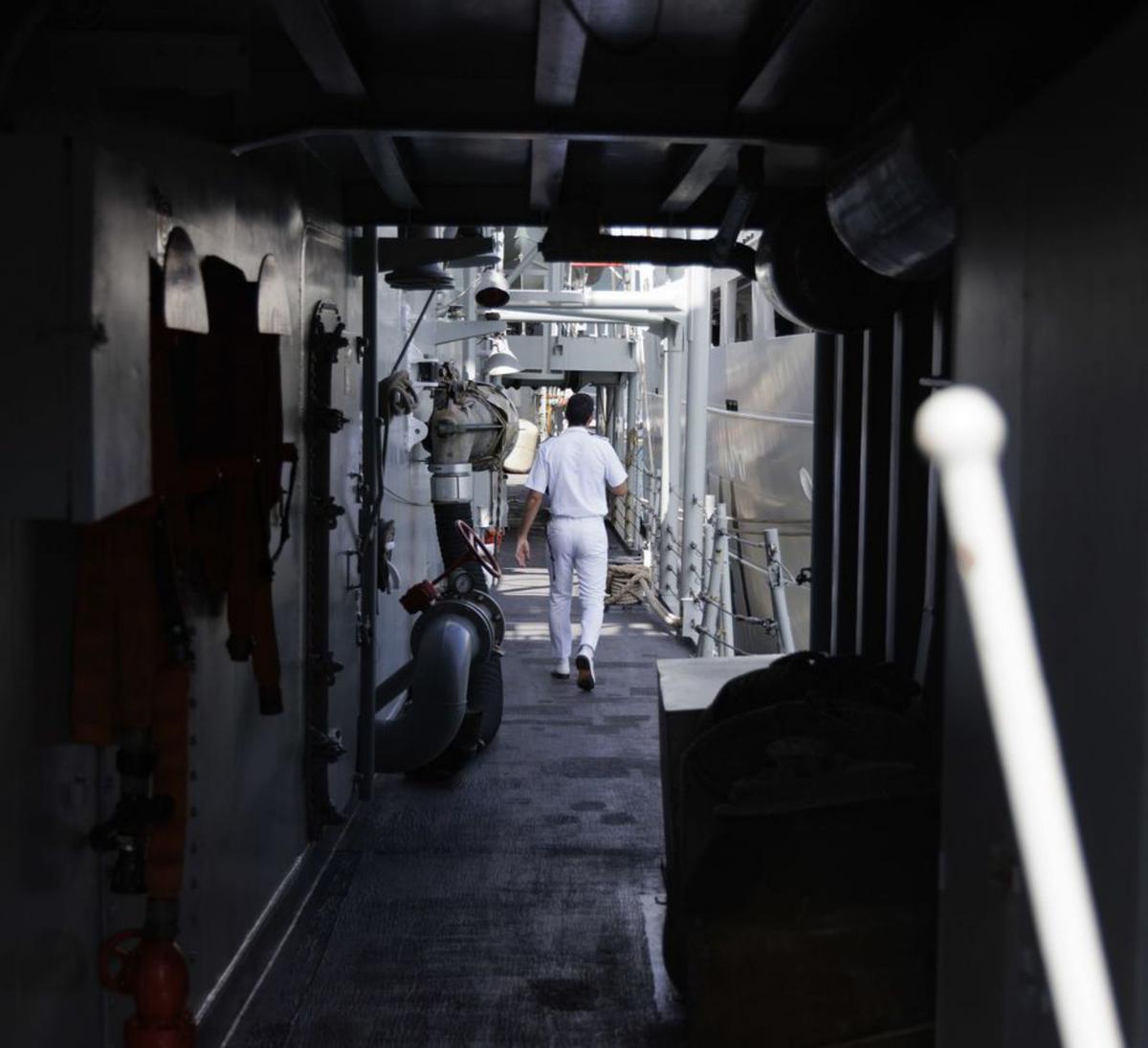 Un hombre se desplaza por un 
pasillo del interior de la 
embarcación. | IVÁN URQUÍZAR