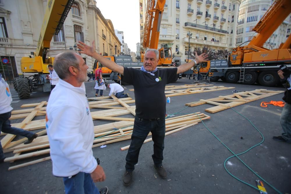 'Plantà' al tombe de la falla municipal