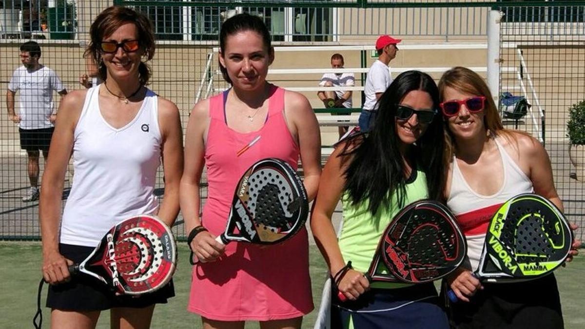 Yaiza Rubio (camiseta rosa), campeona del torneo de empresas de pádel.