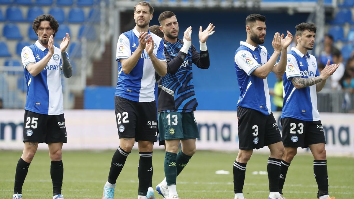 Los jugadores del Alavés celebran el triunfo ante el Villarreal.