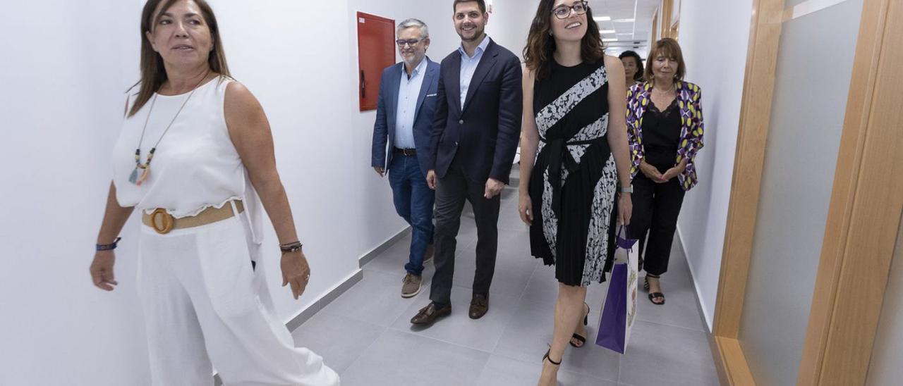 Rosa Gila, directora del CEAM, muestra las instalaciones a Aitana Mas y a las autoridades de Gandia.       | ÀLEX OLTRA