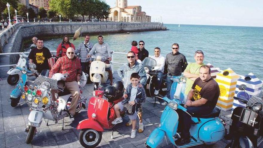 Miembros del Vespa Club de Asturias calientan motores en Gijón para arrancar en ruta este fin de semana.