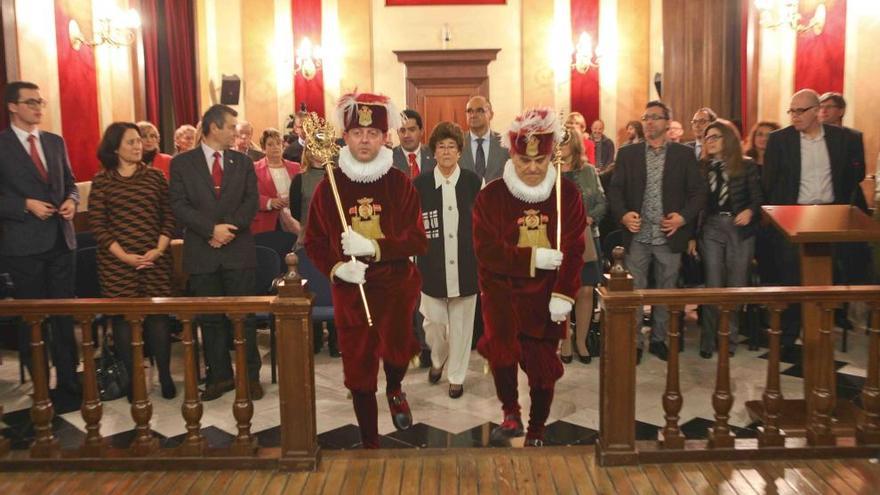 La viuda del homenajeado hace su entrada en el salón de plenos junto al rector de la UA y el alcalde.