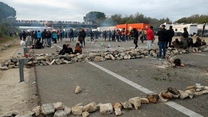 Barricada feta amb pedres al tall de l&#039;AP-7