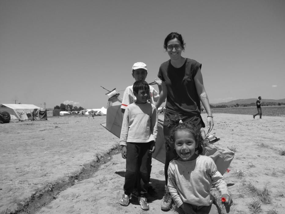 Patricia junto a varios niños en el campo de refugiados