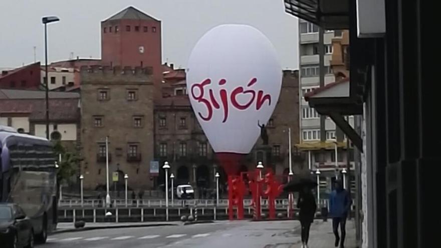 El globo patrocinado por el Ayuntamiento de Gijón.