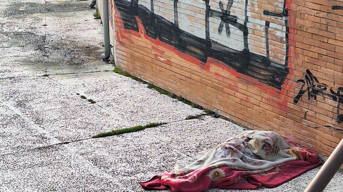 Servicios Sociales y Policía Local colaboran por las personas sin hogar: "No son un problema".