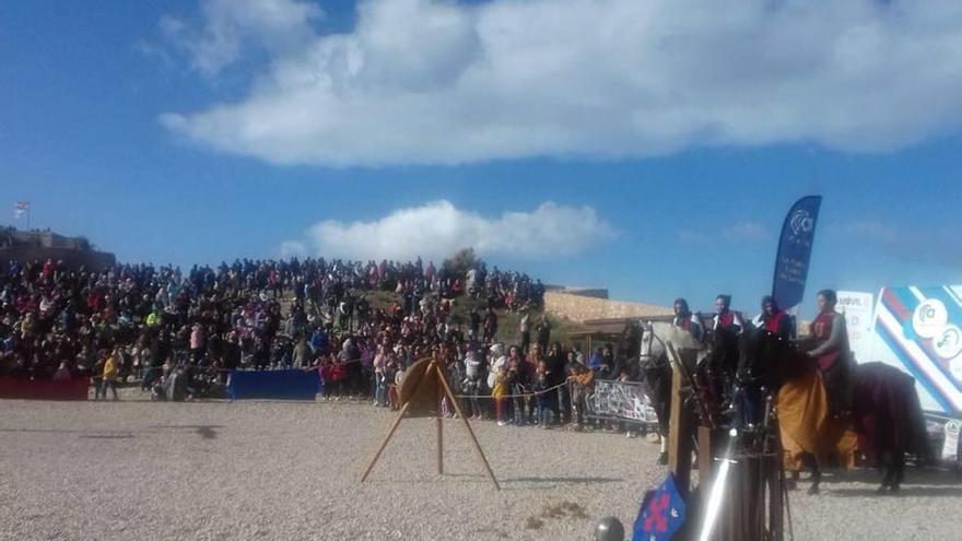 Miles de personas acudieron al castillo ayer por la mañana para recordar la batalla entre moros y cristianos en la tradicional &#039;refriega&#039;.