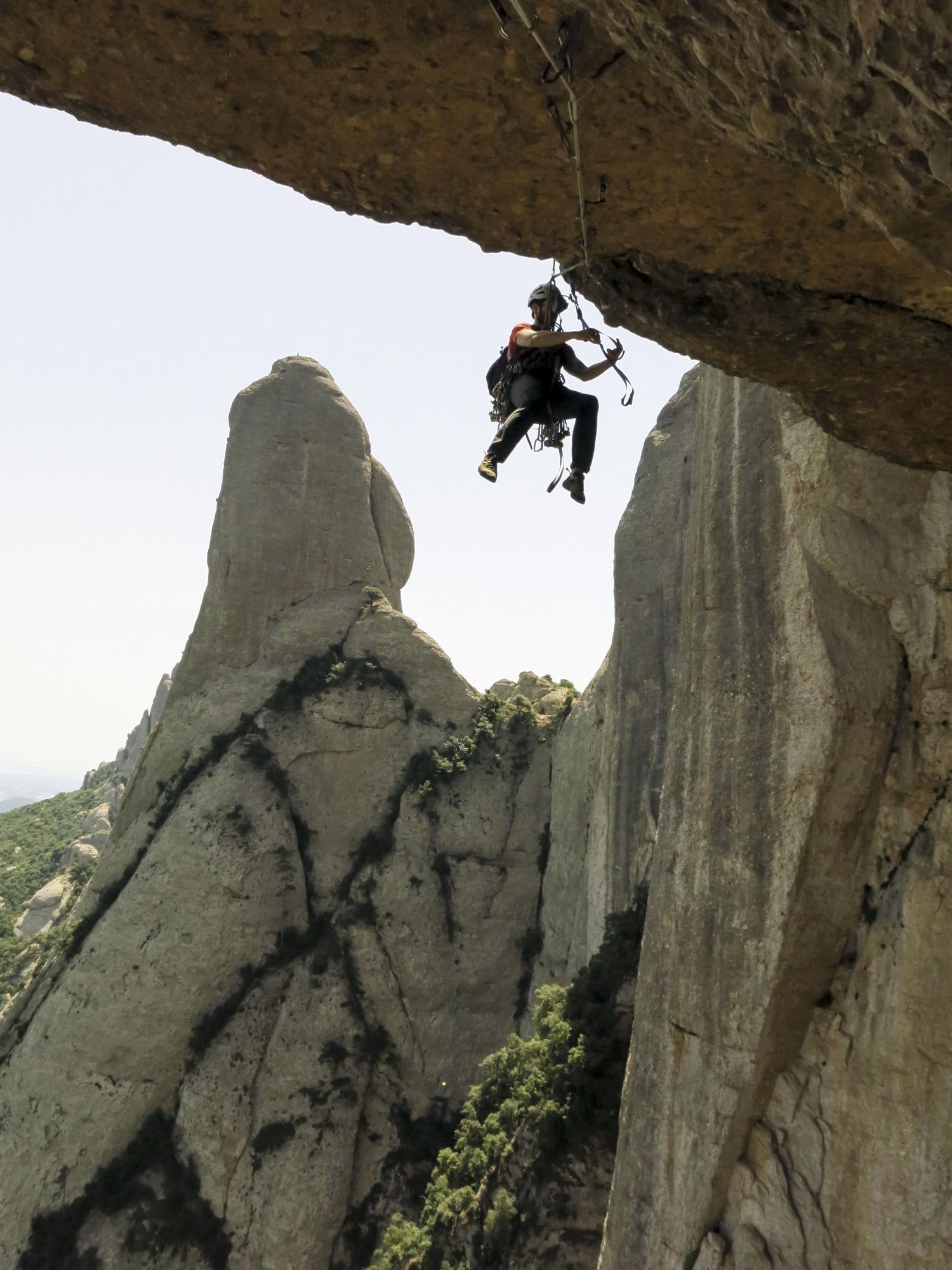 Imatges escalant a Montserrat de Jordi Pina, autor del llibre "Metres avall"