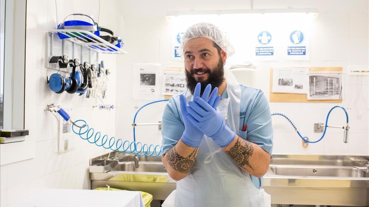 zentauroepp46125798 pla mitj  d un infermer posant se els guants esterilitzats  181203144912