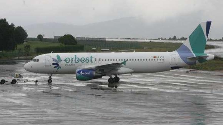 Un avión de la aerolínea Orbest en el aeropuerto de Peinador. // JDA