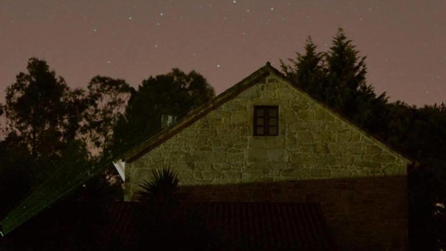 El cielo estrellado sobre la casa rural distinguida. // Casa A Pedreira FB