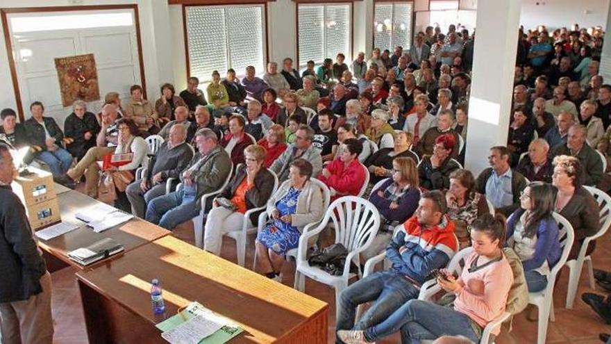 Comuneros de Cabral cargan contra la labor de la junta directiva