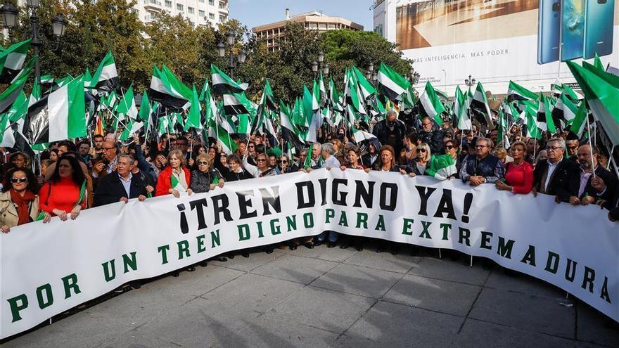 PP y Cs afean a Vara que no convoque una manifestación por el tren en Madrid