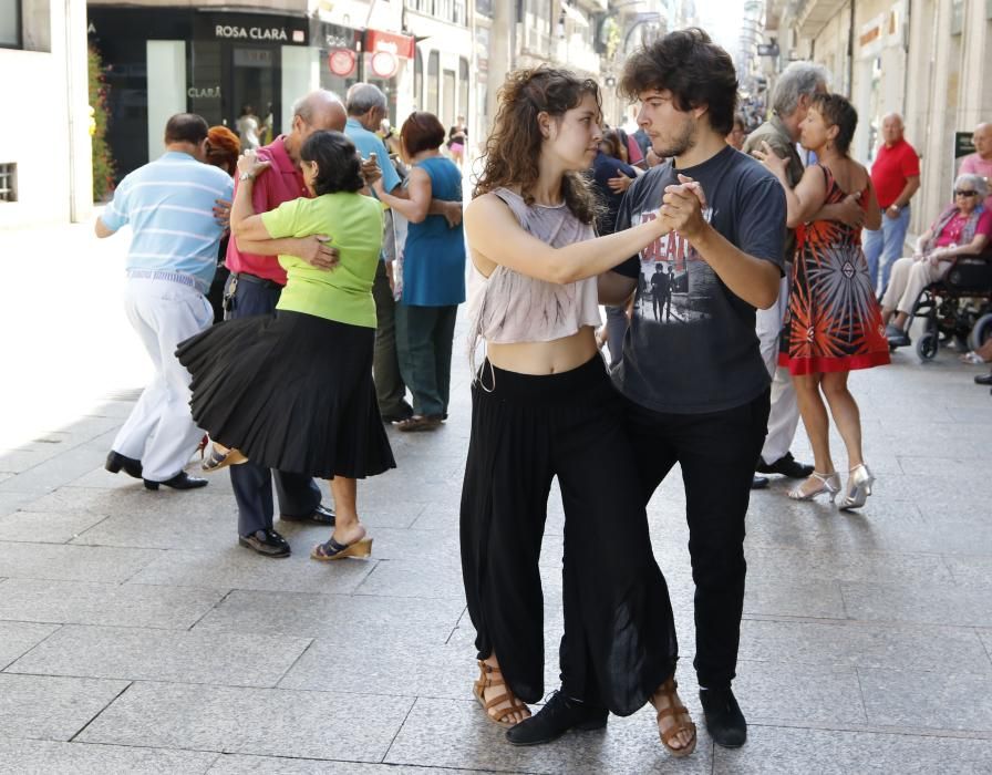 La calle Príncipe acoge el X Encuentro de Tango de Galicia en el que participaron 150 bailarines.
