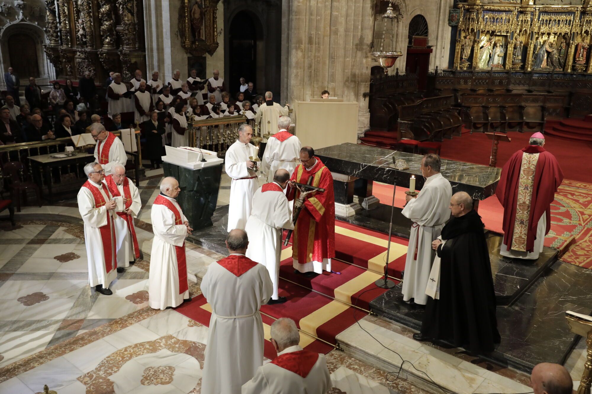 El fervor por el Santo Sudario deja pequeña la Catedral en la misa mateína
