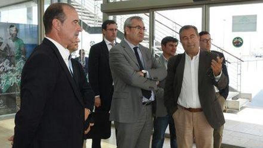 Jaume Ferrer, Josep Llorca y Joan Gual de Torrella en la estación marítima.