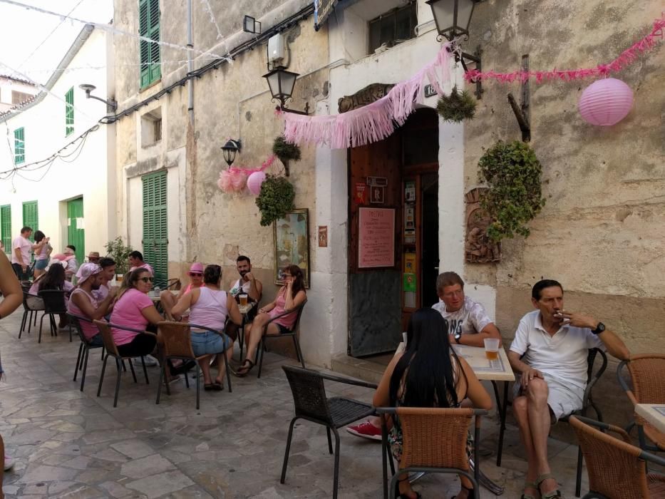 In Anlehnung an eine Dorflegende erfanden die Menschen in Sineu eine Fabelgestalt, halb Stier, halb Teufel, mit einer rosa Blume geschmückt: den Muc. Unter diesem Namen wurde er erstmals 2003 gefeiert. Seither strömen Jahr für Jahr, stets am 14. August, immer mehr rosa bekleidete Anhänger nach Sineu.