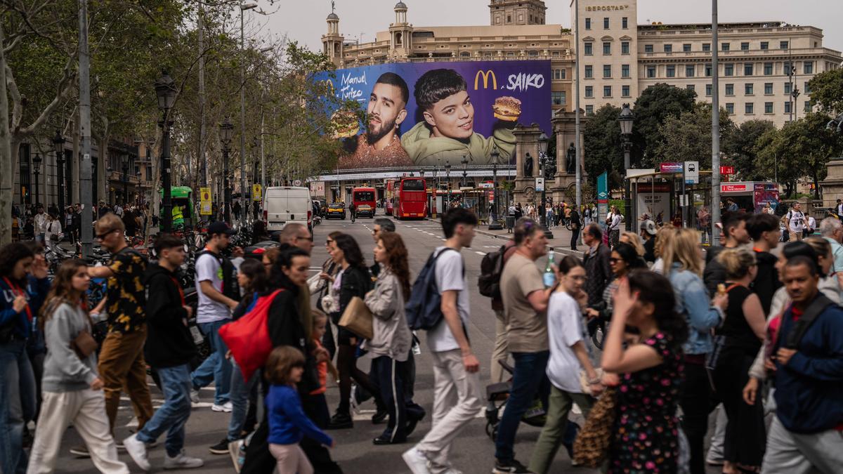 El único carril abierto a la circulación el Día de Sant Jordi está en Plaza Catalunya