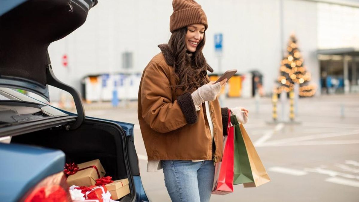 La DGT explica la forma correcta de llevar los regalos en tu coche