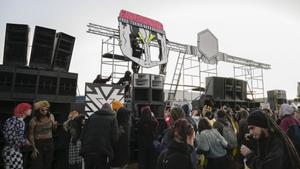 CIUDAD REAL (CASTILLA LA MANCHA), 01/01/2025.- Una macrofiesta rave sin autorización, la llamada Big Fucking Party 2025, ha reunido este miércoles, a cientos de participantes llegados desde distintos puntos de España y Europa en terrenos situados en el polígono industrial que se encuentra junto al aeropuerto de Ciudad Real. Así lo ha explicado a EFE el teniente de alcalde y concejal de Seguridad del Ayuntamiento de Ciudad Real, Ricardo Chamorro, que ha recordado que la pasada edición de esta fiesta se celebró en unos terrenos de Fuente Álamo (Murcia) y el anterior en La Peza (Granada), donde congregó a más de 8.000 personas. EFE/ Jesus Monroy
