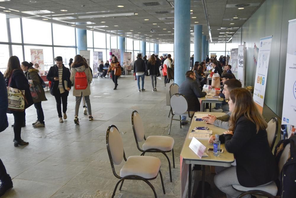 La II Feria de Empleo de A Coruña, organizada por la Cámara de Comercio, pretende potenciar el acercamiento entre empresas y jóvenes de entre 16 y 29 años que desean incorporarse al mercado laboral.