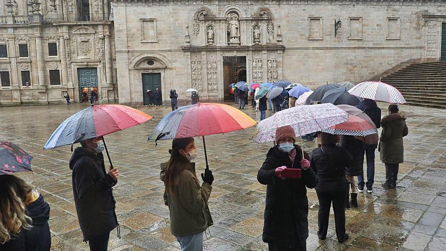 Primeras colas para entrar en la catedral de Santiago por la Puerta Santa. |   // XOÁN ÁLVAREZ