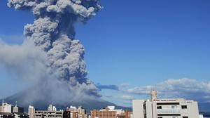 El volcà Sakurajima ha tornat a reprendre la seva activitat aquest diumenge amb una espectacular erupció.