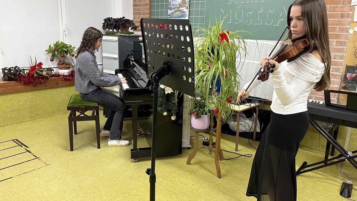 Alumnas de violín y piano en las audiciones.