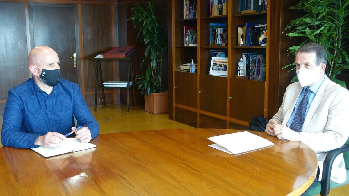 Carlos Domínguez y Abel Caballero, ayer, durante su reunión en el Concello.