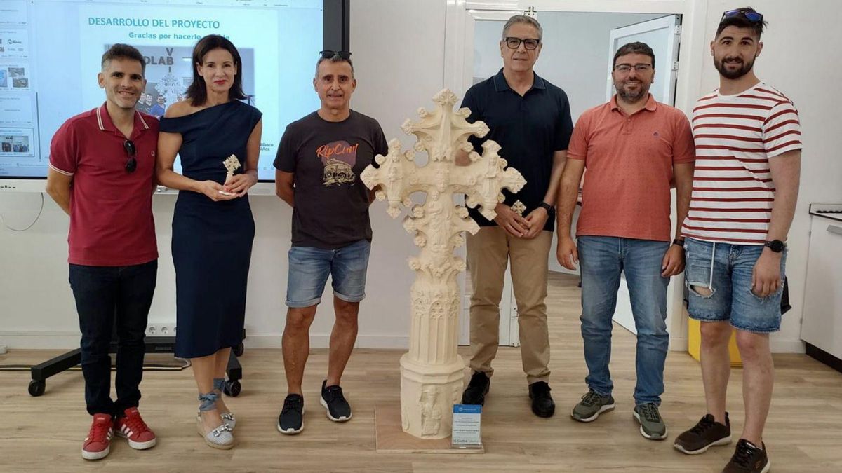 Participantes en el innovador proyecto posan con la réplica del 'peiró’ de Xiva durante la presentación.