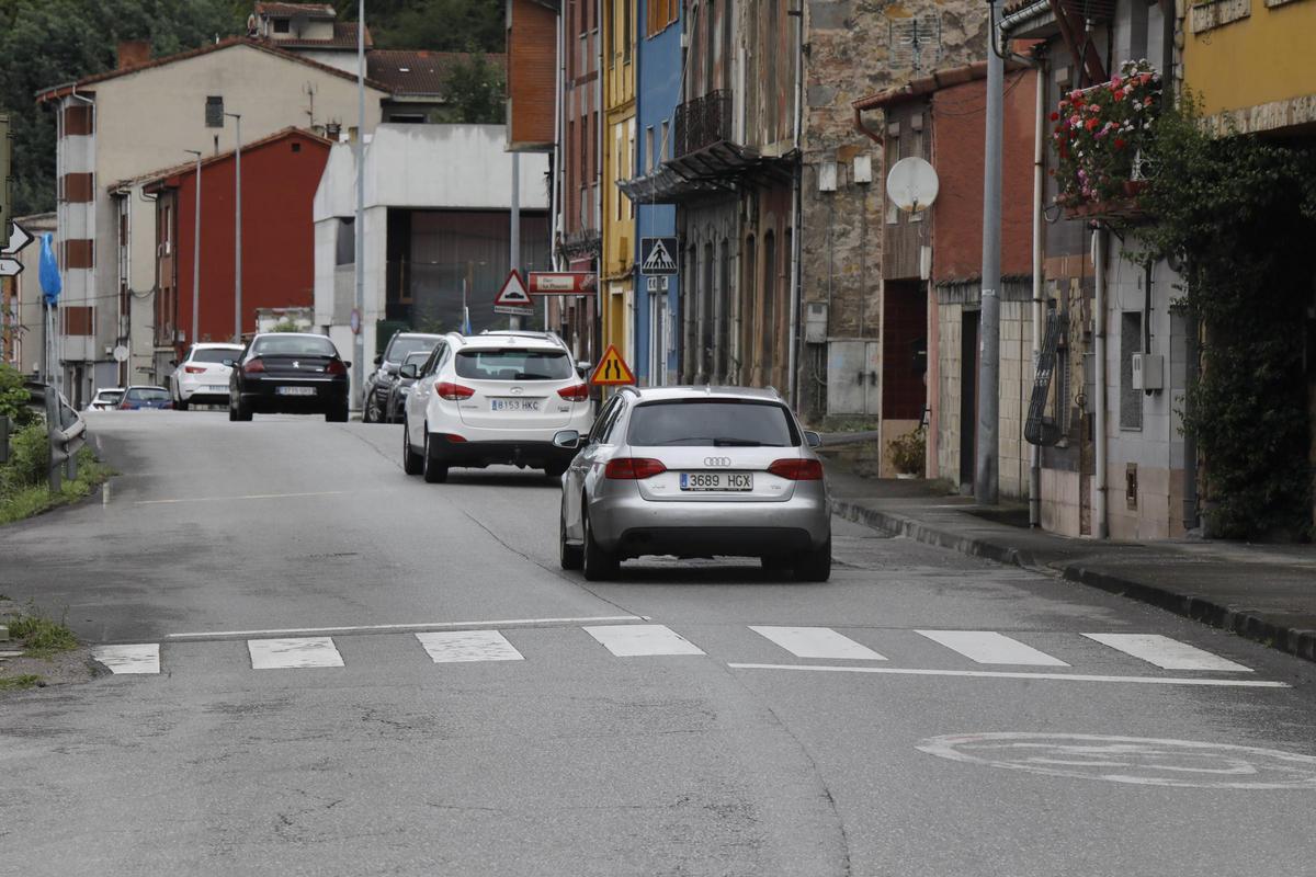 Coches por la carretera LA-3-.