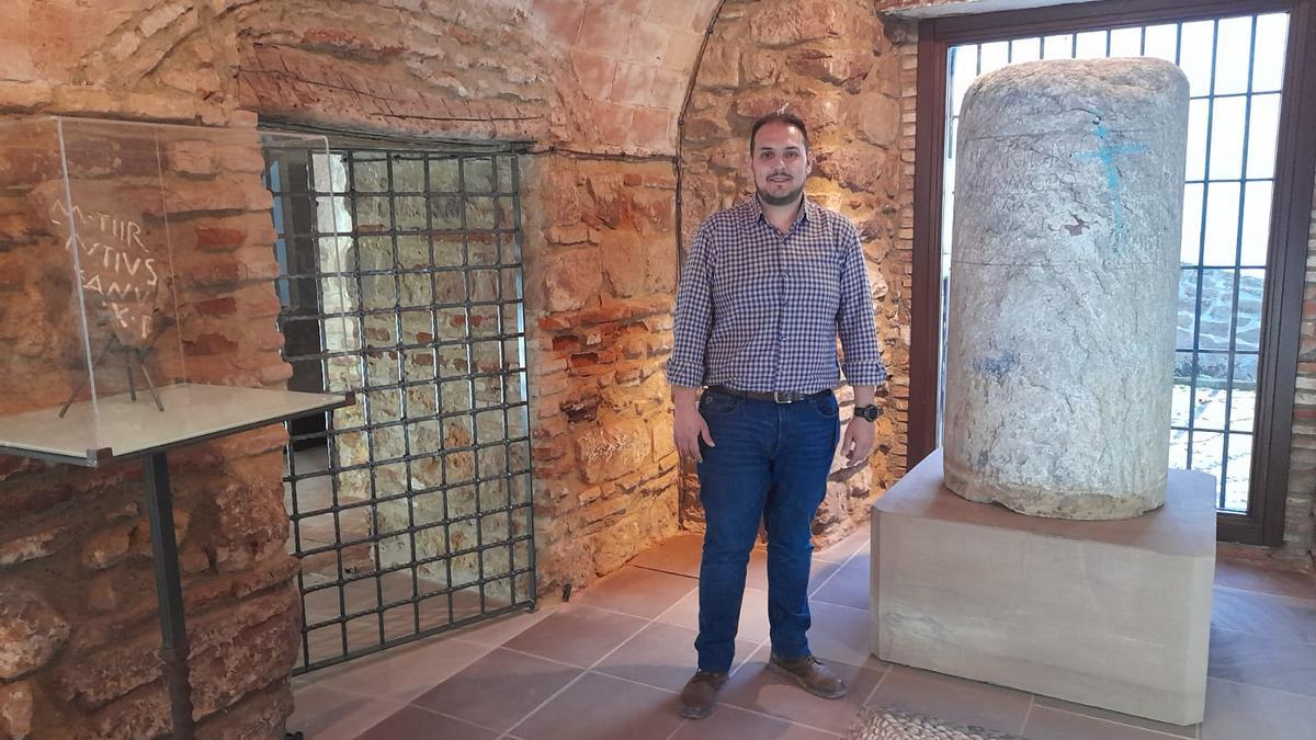 El alcalde de Adamuz muestra el estado actual del museo arqueológico local.