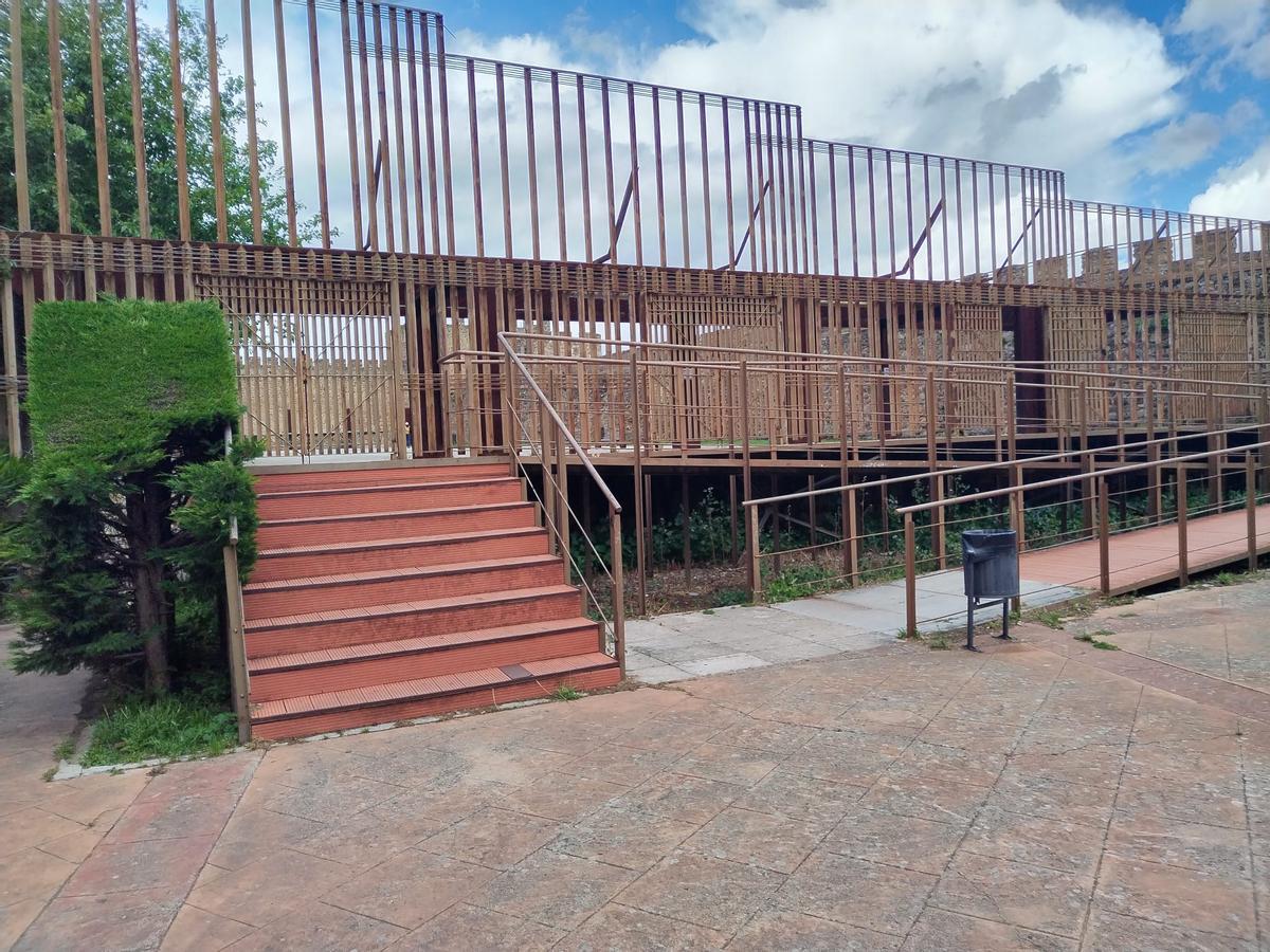 Acceso al recinto de la Torre Lucía, donde serán los conciertos del festival de homenaje a Robe.