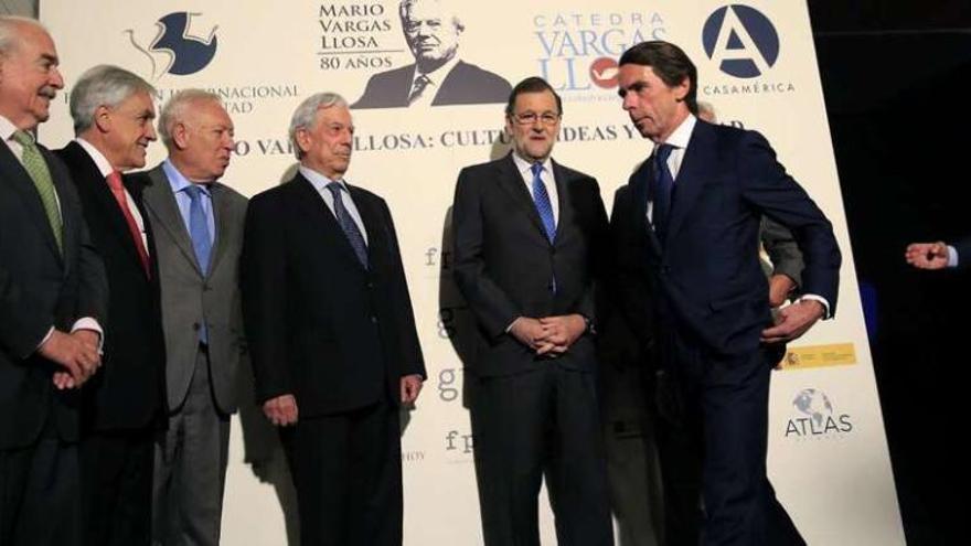 Aznar pasa ante Rajoy en presencia de Vargas Llosa, el ministro Margallo, y los expresidentes de Chile, Sebastián Piñera, y el de Colombia, Andrés Pastrana, entre otros. // Efe