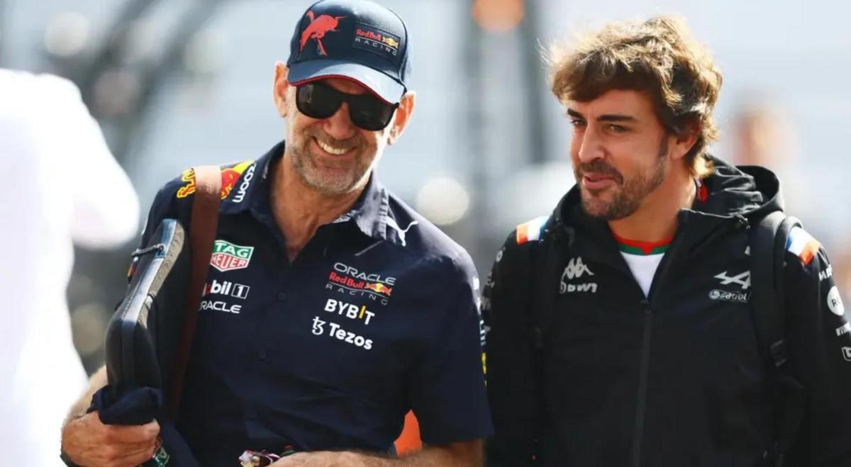 Adrian Newey junto a Fernando Alonso en el paddock de la Fórmula 1.