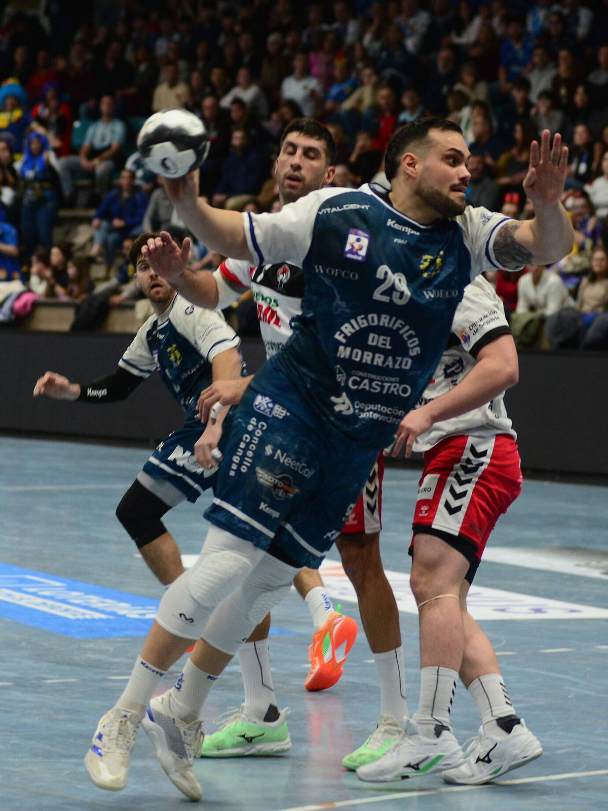 Javi García arma el brazo para intentar el lanzamiento en el partido Frigoríficos del Morrazo-Viveros Herol Nava.