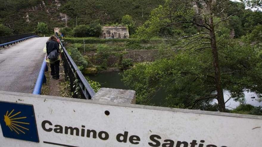 Peregrinos en el puente de Peñaflor de Grado.