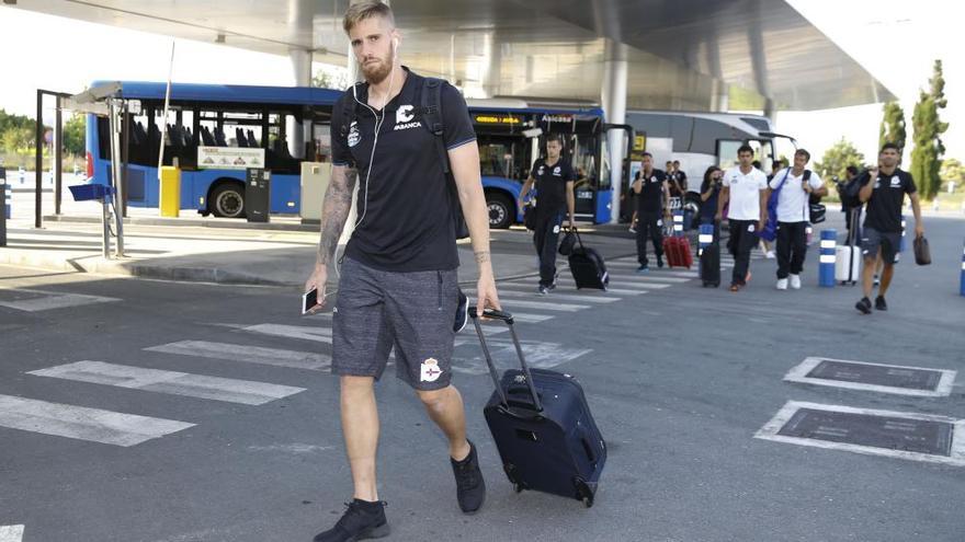 Albentosa, en primer término, y otros jugadores del Dépor, esta tarde, a su llegada a Alvedro.