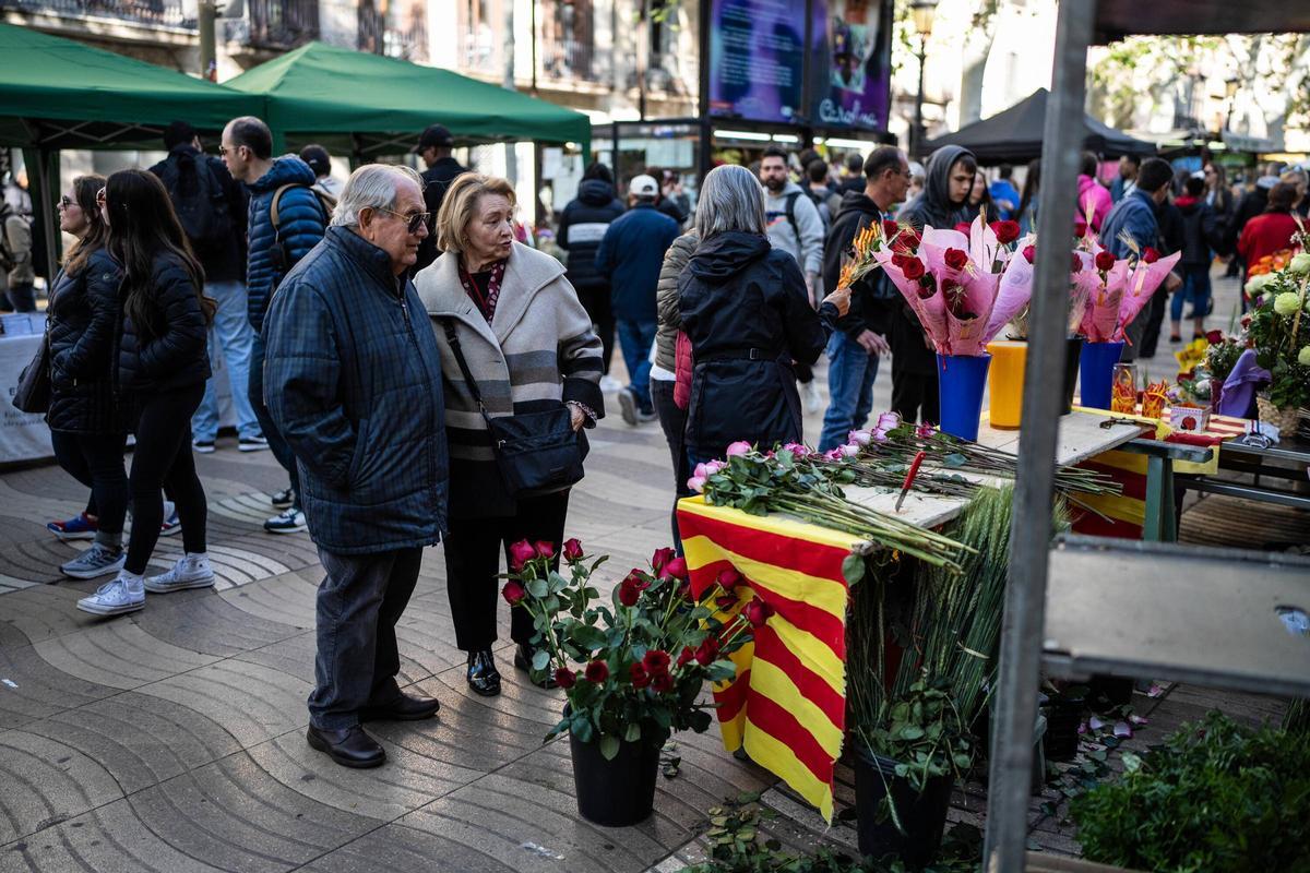 Ambiente de Sant Jordi en La Rambla de Barcelona