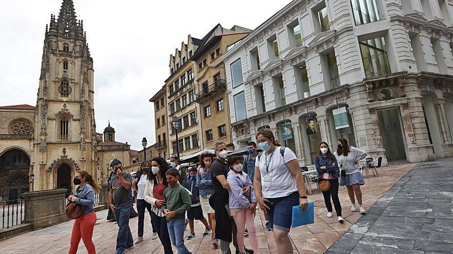 Un grupo de turistas, en la plaza de la Catedral, ayer. | Miki López