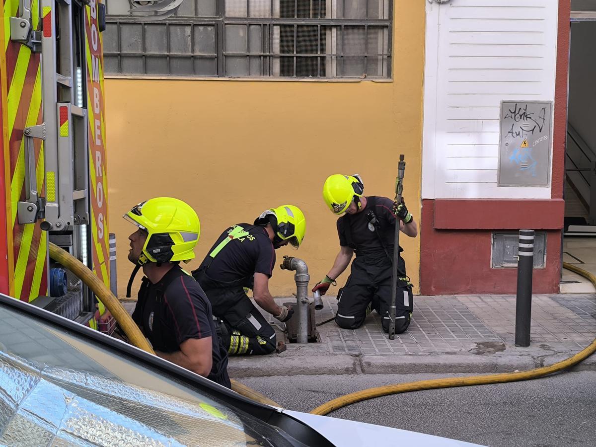 Actuación de los Bomberos en un incendio de la calle Peral