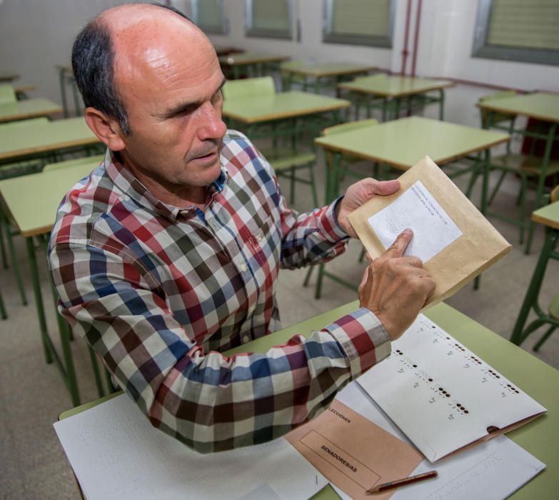 FRANCISCO MORENO VOTA CON EL SISTEMA BRAILLE