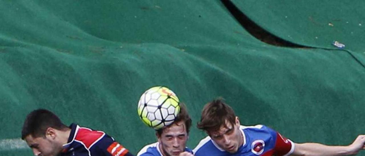 Dos jugadores de la UD Ourense intentan rematar un balón. //Jesús Regal