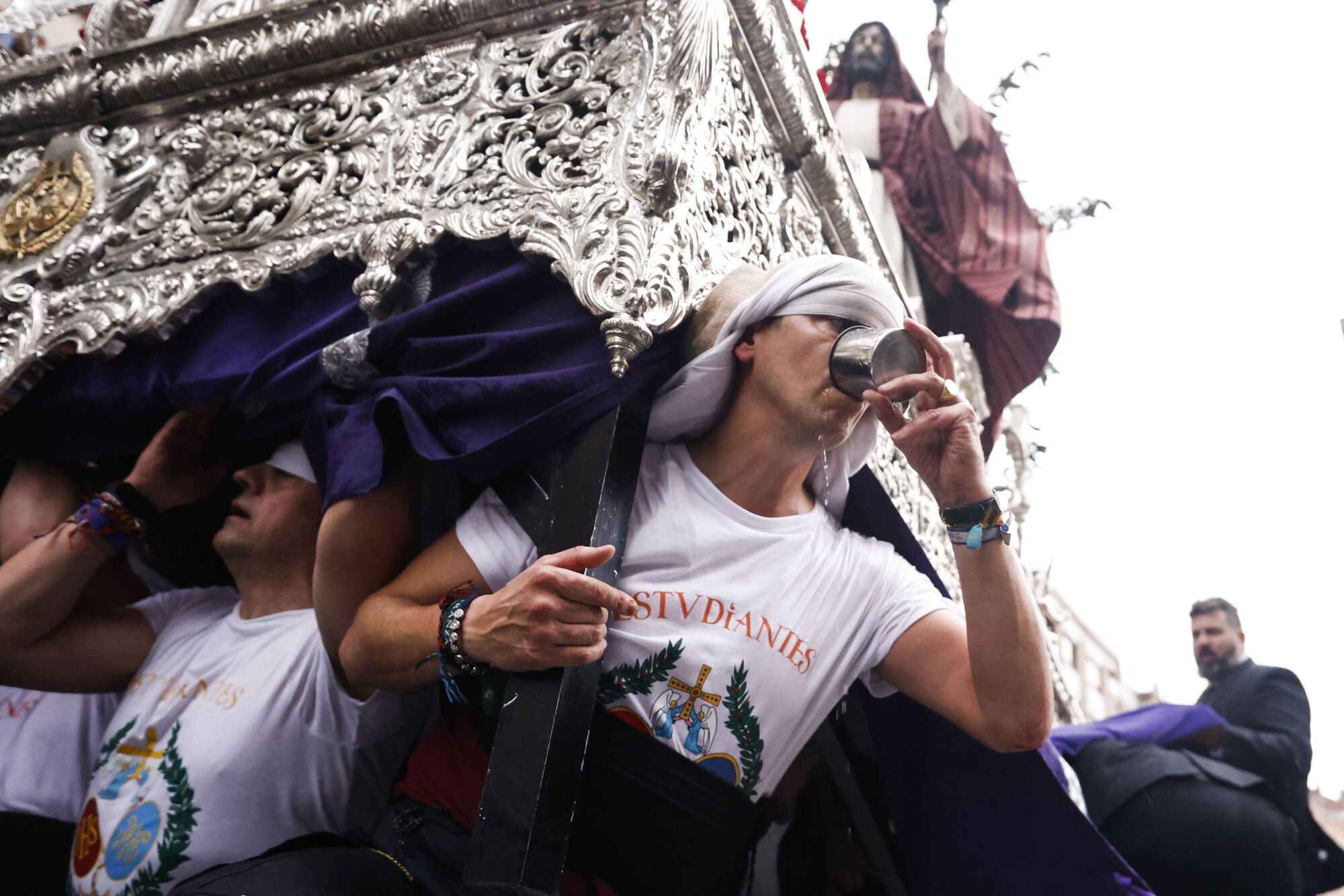 Iglesia de La Tenderina. Sale la procesión del Prendimiento