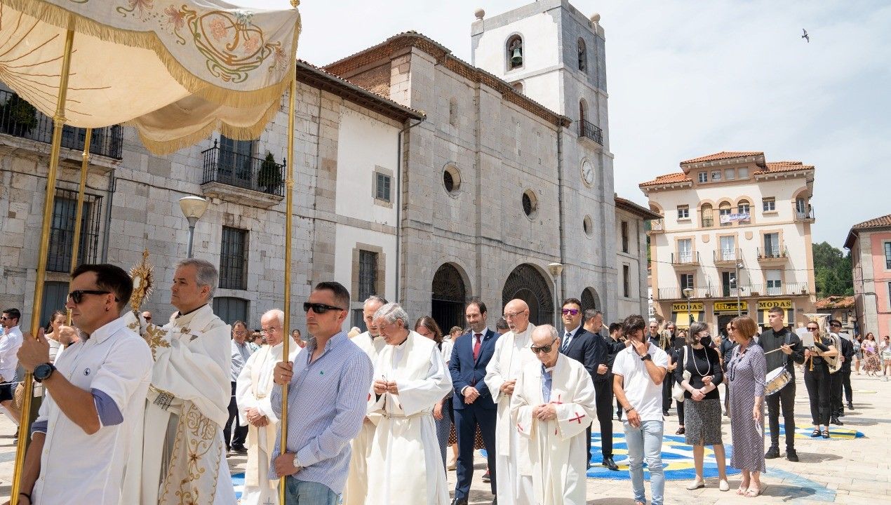 Pravia disfruta el Corpus y se llena de color con las alfombras ornamentales