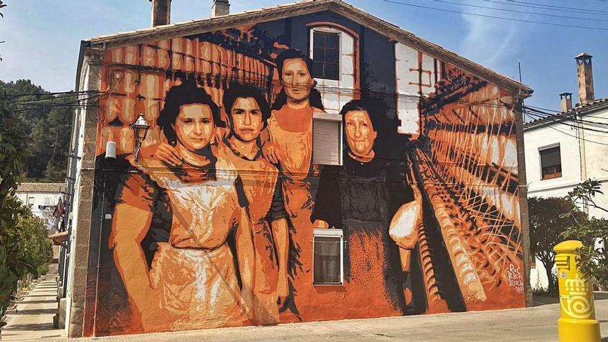 El mural de l'Ametlla de Merola en homenatge a les dones treballadores del sector tèxtil