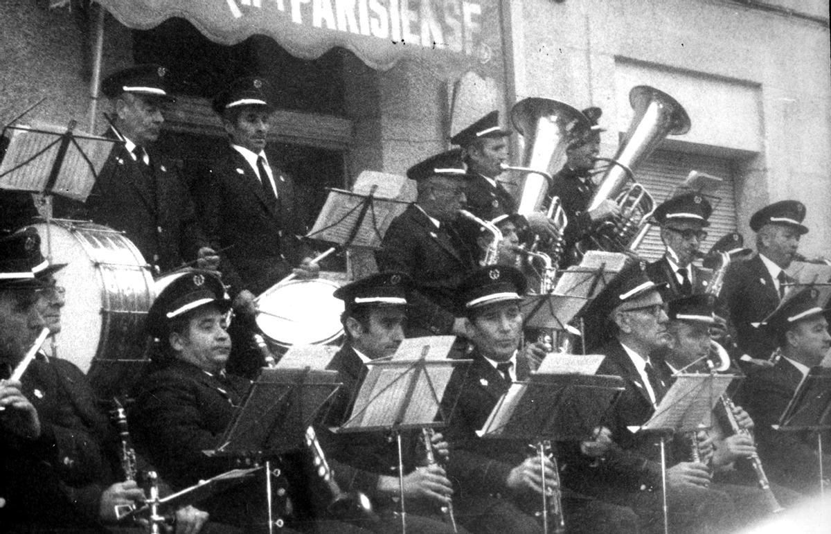 Banda A Lira de Ribadavia, en una foto de los años 80.