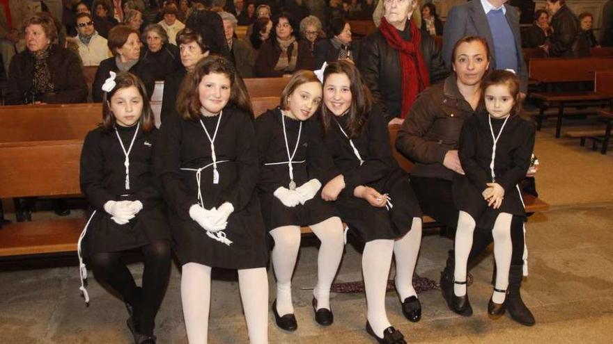 Un grupo de niñas asiste a la misa de la Virgen de los Dolores, en la noche del pasado viernes. // S. Álvarez