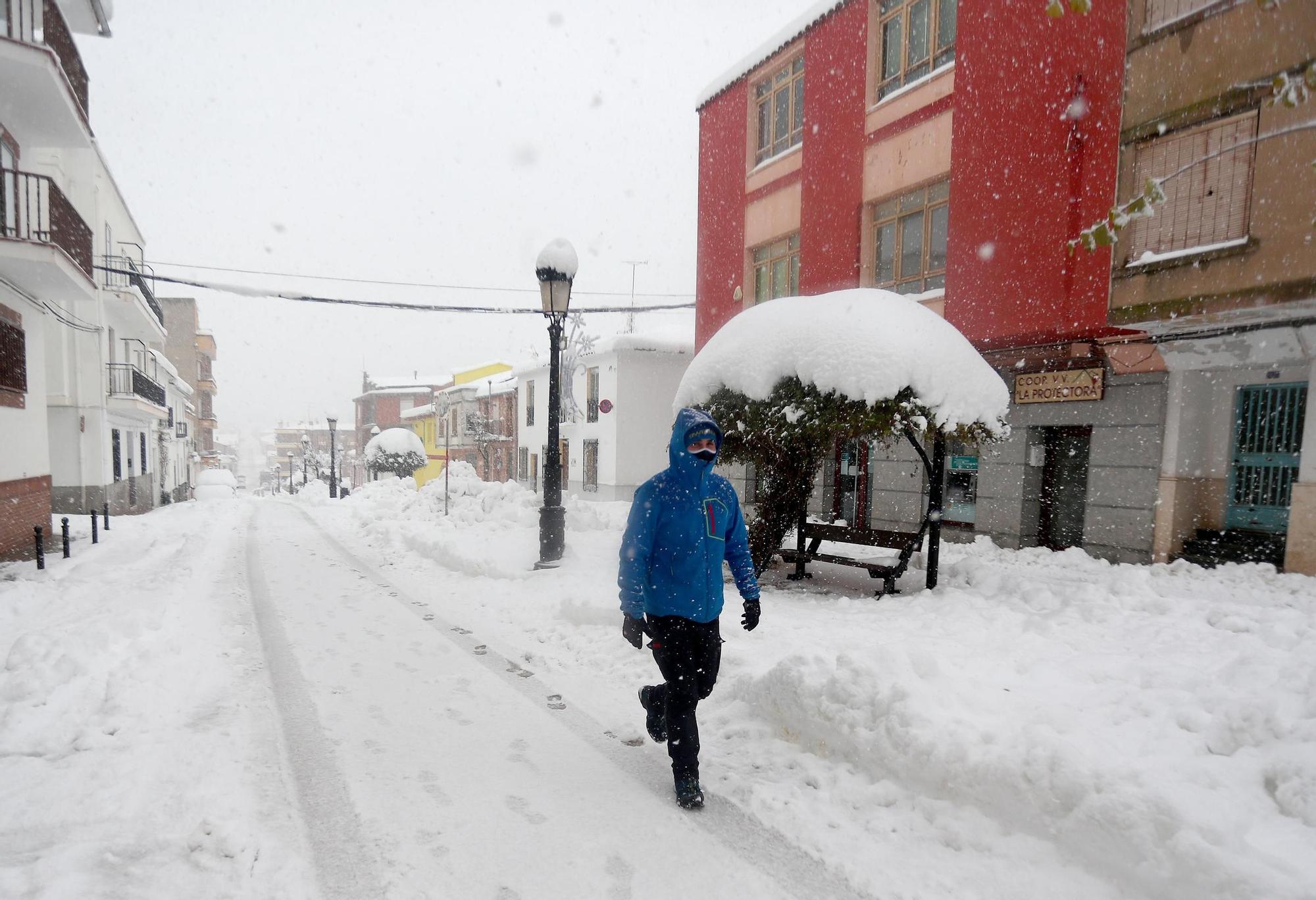 La nieve impide salir de casa en los pueblos del interior de la C. Valenciana